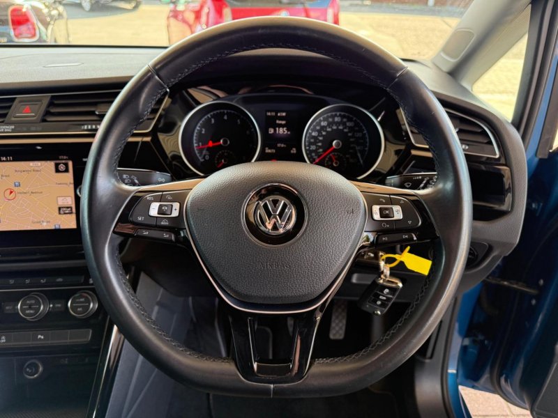 VOLKSWAGEN TOURAN
