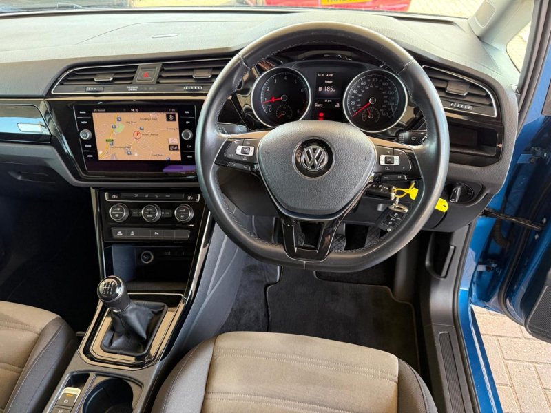 VOLKSWAGEN TOURAN
